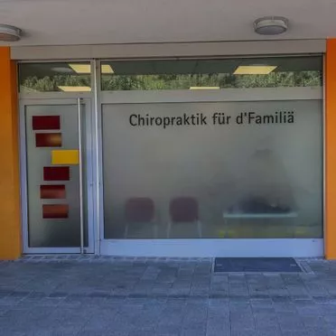 Unsere moderne Praxis für Chiropraktik liegt im Erdgeschoss des Gebäudes an der Hauptstrasse 10 in Aarau Rohr, einem Stadtteil von Aarau. 